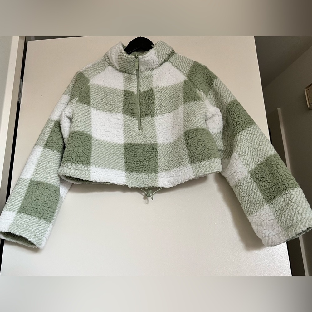 Buffbunny intents reversible fleece. Cord does not tighten at the bottom.